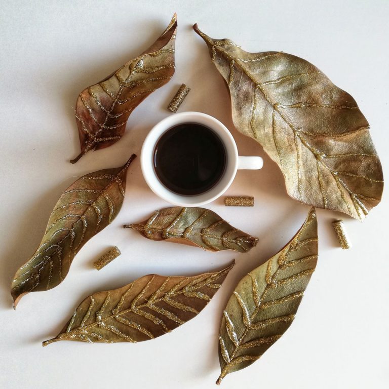 caffè tra foglie decorate