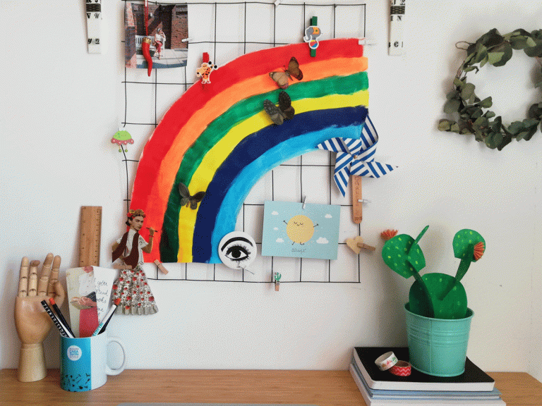 arcobaleno di carta in angolo scrivania